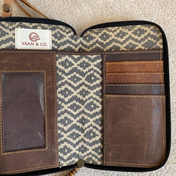 Vaan & Co Crossbody Wallet Bag - Picture 8 of 9